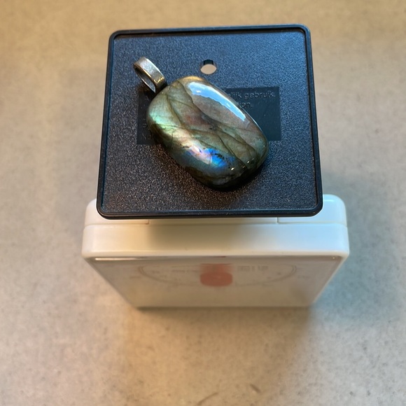 Simple Labradorite rectangular pendant blue/amber/green. - Picture 4 of 5